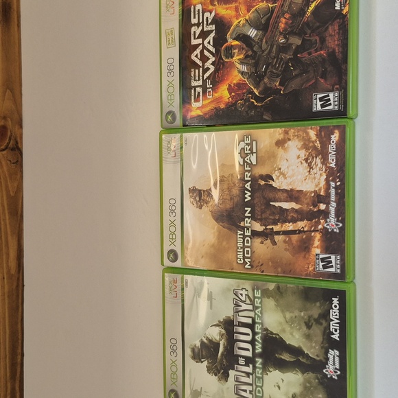 Xbox Call of Duty Modern Warefare 2 & 4 + Gears of War - Picture 1 of 5